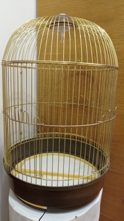 Золотая клетка для птиц 53х33 см.
Все поддоны целые.
Клетка в отличном состоян. . фото 2