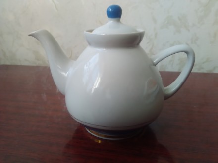 Продам фарфоровый чайничек с позолотой времен СССР. Чайник в отличном состоянии,. . фото 2