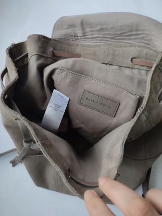 Шкіряний рюкзак з натуральної замші бренду Mint&Berry, оригінал
Закриваєтьс. . фото 5