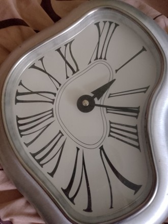 Продам настінний годинник на одну батарейку 
Стан хороший 
Годинник чудесний 
. . фото 4