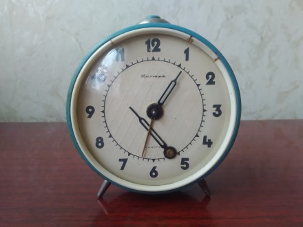 Продам часы - будильник "Янтарь" , произведенные в СССР, нуждаются в р. . фото 2
