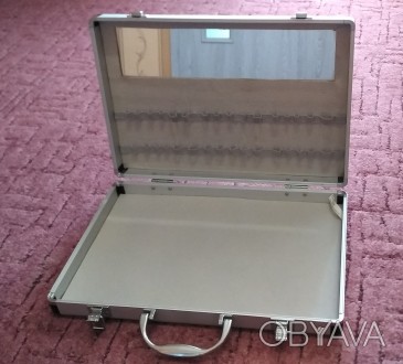 Продается чемодан для косметолога/визажиста. Чемодан алюминиевый, оснащен зеркал. . фото 1