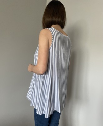 
Женская расклешённая лёгкая блузка в вертикальную полоску удлинённая с лёгким в. . фото 7