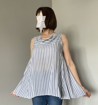 
Женская расклешённая лёгкая блузка в вертикальную полоску удлинённая с лёгким в. . фото 2