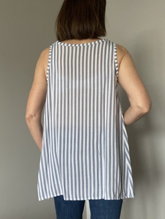 
Женская расклешённая лёгкая блузка в вертикальную полоску удлинённая с лёгким в. . фото 4