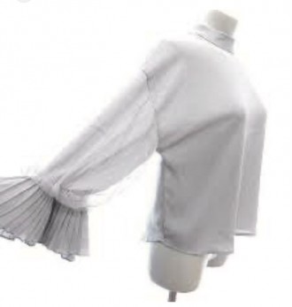 Однотонна жіноча блузка молочного кольору вільного рівного крою з довгим пишним . . фото 9
