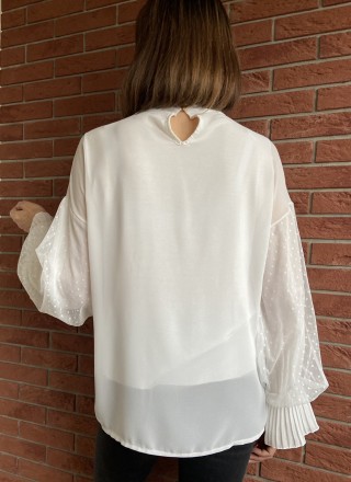 Однотонна жіноча блузка молочного кольору вільного рівного крою з довгим пишним . . фото 4