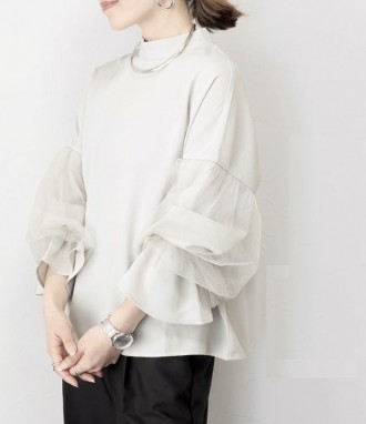Однотонна жіноча блузка молочного кольору вільного рівного крою з довгим пишним . . фото 8