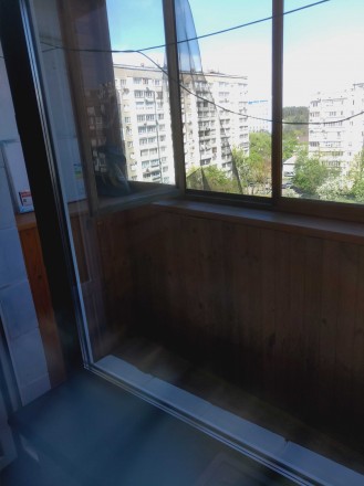Кімната світла та простора, засклений балкон з видом на ліс(парк Партизанської С. . фото 7