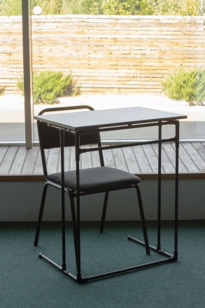 Металевий столик для ноутбука Mouzer Wood з дерев'яною поверхнею чорного кольору. . фото 10