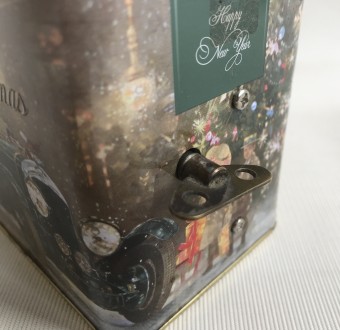 Коробка  Merry Christmas.  Ahmad Tea, метал.
Музична скринька.
Розміри 10 / 6.. . фото 4