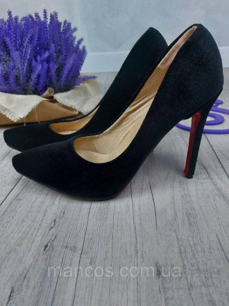 Черные женские классические туфли-лодочки велюровые на шпильке с красной подошво. . фото 3
