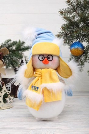 Сніговик у патріотичній одіжці красива новорічна фігурка під ялинку.
Різдвяний с. . фото 5