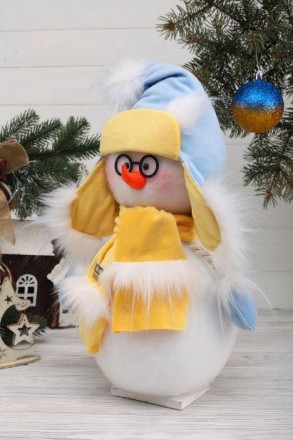Сніговик у патріотичній одіжці красива новорічна фігурка під ялинку.
Різдвяний с. . фото 2