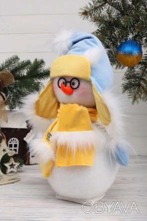 Сніговик у патріотичній одіжці красива новорічна фігурка під ялинку.
Різдвяний с. . фото 1