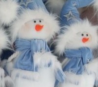 Снеговик в патриотической одежке красивая новогодняя фигурка под ёлку.
Рождестве. . фото 3