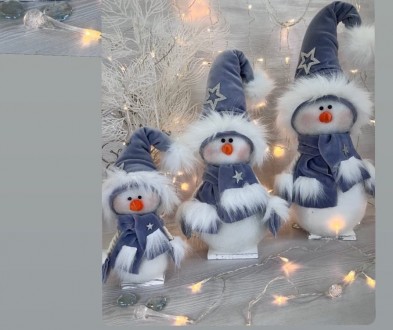 Сніговик у патріотичній одіжці красива новорічна фігурка під ялинку.
Різдвяний с. . фото 2