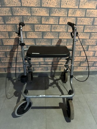 Ходунки - это приспособления для инвалидов или пожилых людей, которые нуждаются . . фото 2