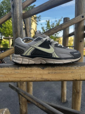 
 
 Кросівки Nike ZOOM Vomero 5
МАЛОМЕРЯТ!
40 (25.5 см (бирка 41))	
41 (26 см (б. . фото 4