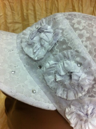 Косынка белая для девочек с козырьком из батиста ,украшена цветками из этой ткан. . фото 6