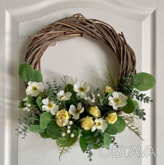 Декоративний інтер'єрний вінок з лози прикрашений ніжними білими квітами космеї,. . фото 1