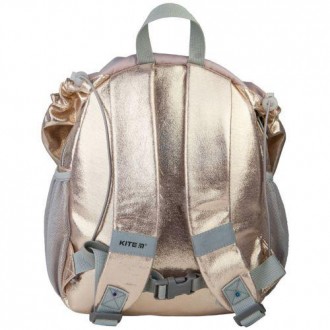 Детский рюкзак с капюшоном. Уплотненная спинка - мягкая, деликатно прилегает к с. . фото 5