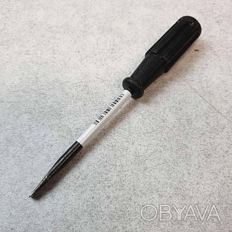 Отвертка плоская (15-20 см), с изотяционной ручкой не пропускающей электрический. . фото 1