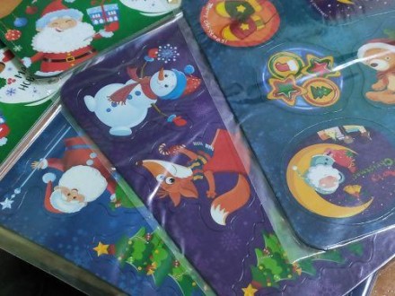Набір сувенірно-декоративних магнітів у новорічній тематиці. На аркуші 6 яскрави. . фото 3