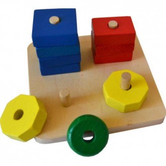 Оригинальная деревянная игрушка-сортер, которая состоит из основы с тремя штырьк. . фото 3