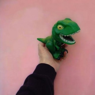 Забавная игрушка в виде динозавра. Выполнен из прочной резины, игрушка стойкая и. . фото 3