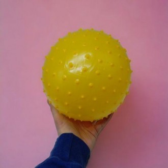 Яркий массажный мячик с шипами. Диаметр - 27 см. Выполнен из качественной и проч. . фото 3