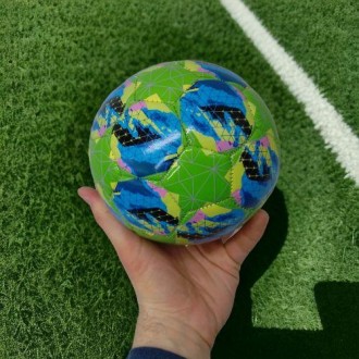 Этот яркий и легкий мяч идеально подходит для детей, начинающих свое знакомство . . фото 3