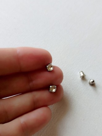 Ніжні сережки-гвоздики з білими камінцями. Діаметр камінчиків 4 мм. Сережки дуже. . фото 9