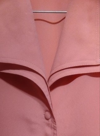 Красива, ошатна блузка абрикосового кольору, прямого крою, є підплічники. Подвій. . фото 4