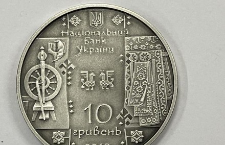 10 гривен, Серебро, 2010 г., Ткачиха (Ткаля), Сертификат, Коробка. . фото 2
