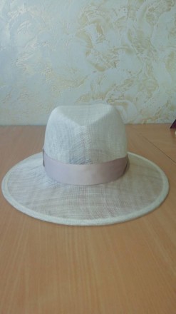 Витончений літній капелюх із соломки сінам. Прикрашає цю модель бежева стрічка н. . фото 3