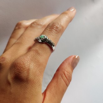 Родированное серебряное кольцо 925 пробы с натуральным изумрудом 0.1ct. Родирова. . фото 4