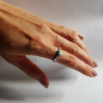 Родированное серебряное кольцо 925 пробы с натуральным изумрудом 0.1ct. Родирова. . фото 3