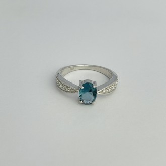 Родированное серебряное кольцо 925 пробы с топазом Лондон Блю 0.813ct, фианитами. . фото 3