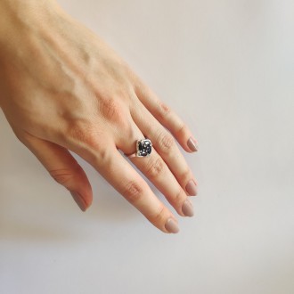 Родированное серебряное кольцо 925 пробы с натуральным сапфиром 1.31ct, фианитам. . фото 3