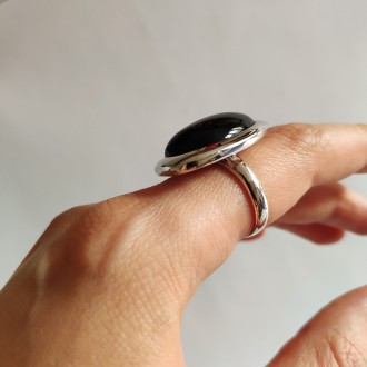 Родированное серебряное кольцо 925 пробы с натуральным ониксом 15.267ct. Родиров. . фото 3