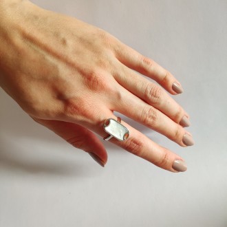 Родированное серебряное кольцо 925 пробы с натуральным перламутром 1.525ct. Роди. . фото 3
