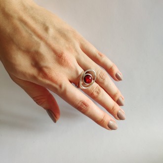 Родированное серебряное кольцо 925 пробы с искуственным аммолитом 2.825ct. Родир. . фото 3