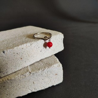 Родированное серебряное кольцо 925 пробы с кораллом. Родированные украшения доль. . фото 3