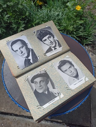 Продам 
Альбом советских актеров советского кино 
На любителя,есть цветные фот. . фото 8