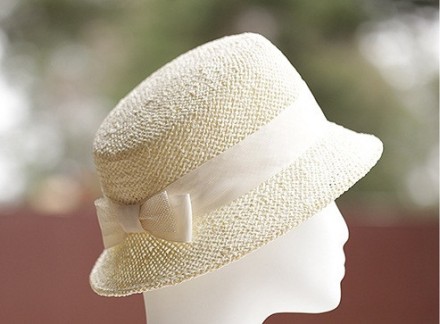  Елегантний жіночий капелюх із невеликими крисами, з натуральної соломки і солом. . фото 2