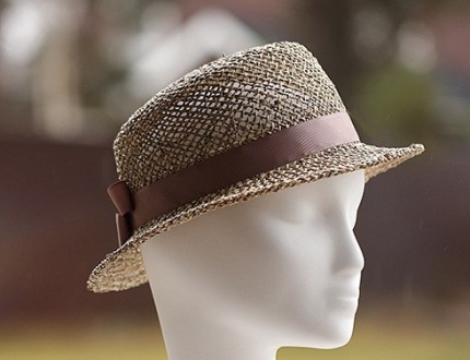  Элегантная женская шляпа с небольшими полями , из натуральной соломки и соломки. . фото 3