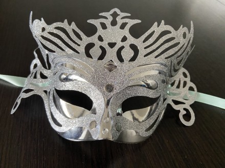 Карнавальна красива срібна маска з чорним пір'ям прикрашена квіткою з великим ка. . фото 4