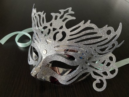 Карнавальна красива срібна маска з чорним пір'ям прикрашена квіткою з великим ка. . фото 2