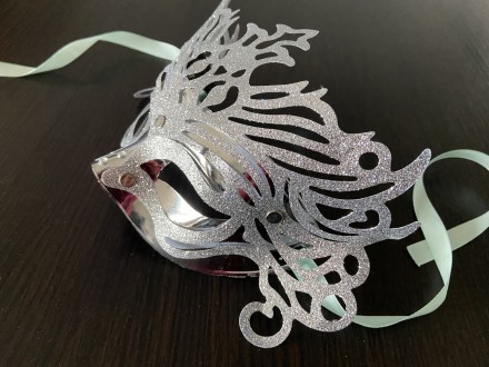 Карнавальна красива срібна маска з чорним пір'ям прикрашена квіткою з великим ка. . фото 3